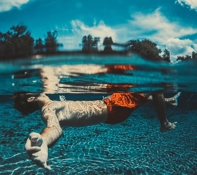 Bazén jako středobod letního vesmíru
